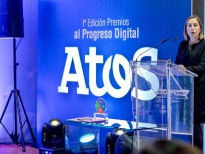 La ministra de Fomento, Ana Pastor, durante la entrega de los premios Atos, en Madrid el 27 de noviembre de 2015.