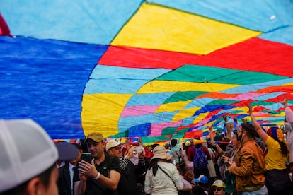 Los partidarios del nuevo presidente Gustavo Petro muestran una bandera mientras esperan su ceremonia de posesión en la Plaza de Bolívar de Bolívar