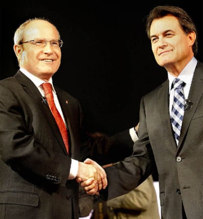 José Montilla y Artur Mas se saludan antes del debate de todos los candidatos el pasado domingo.
