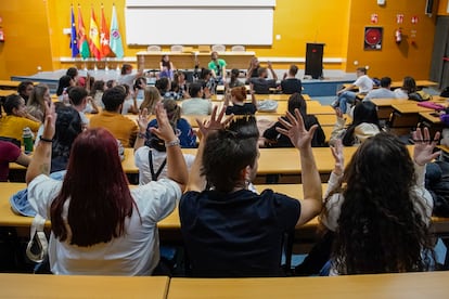 Estudiantes de Lengua de Signos, durante una asamblea el 15 de noviembre para debatir la falta de profesores en la Universidad Rey Juan Carlos en Madrid.