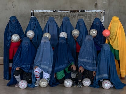 Un equipo de fútbol de mujeres afganas posa tapando su identidad en Kabul.