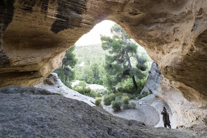 Interior de la cueva de la Horadada, en el monte Arabí, cerca de Yecla (Murcia).