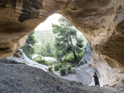 Interior de la cueva de la Horadada, en el monte Arabí, cerca de Yecla (Murcia).