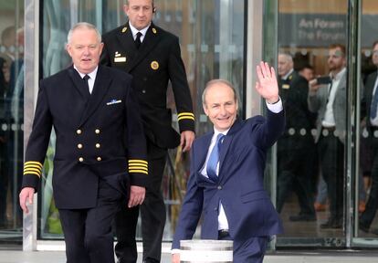 Micheál Martin se dirige a la residencia presidencial para recibir el sello de nuevo primer ministro irlandés, este sábado en Dublín.