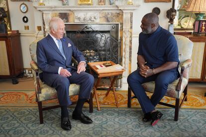 El rey Carlos III con Idris Elba en un evento en el palacio de San James (Londres, Inglaterra) para reducir la violencia juvenil en el Reino Unido el 12 de julio de 2024.