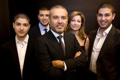 El diseñador libanés junto a su familia.