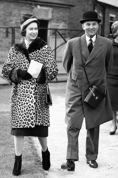  

	Estampado de leopardo
	La imagen en blanco y negro data de marzo de 1962. Aquí, Isabel II luce un abrigo con un print de leopardo con ribetes de piel... 