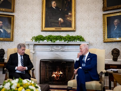 El presidente de Finlandia, Sauli Niinistö, y el presidente de EE UU, Joe Biden, el viernes en la Casa Blanca.