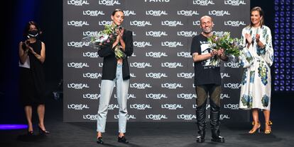 Neus Bermejo y Juan Carlos Mesa, director creativo de Ángel Schlesser, recibiendo sus galardones.