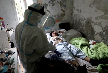 La médica Marta Calvo atiende a la paciente Mónica Rosario, en su domicilio de Madrid.