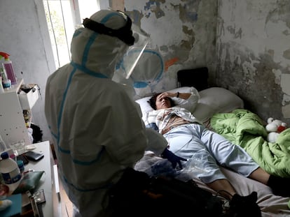 La médica Marta Calvo atiende a la paciente Mónica Rosario, en su domicilio de Madrid.