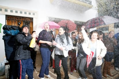 Vecinos de Vélez de Benaudalla celebran el premio de la lotería de Navidad.