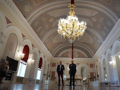 El director del ballet del Bolshoi, Makhar Vaziev, y el director general del teatro, Vladimir Urin, hoy, 10 de julio, durante su rueda de prensa.