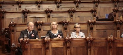 Los ediles Gabriel Colomé, Assumpta Escarp y Carmen Andrés en la votación en Barcelona.