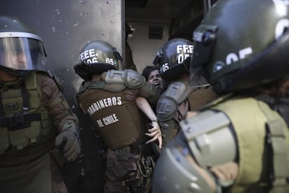 La policía detiene a una manifestante en Santiago (Chile), el 24 de octubre.