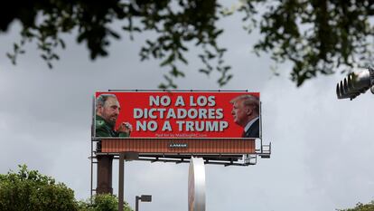 Un cartel que compara al expresidente estadounidense Donald Trump con el fallecido líder cubano Fidel Castro en Hialeah, (Florida) el 19 de junio de 2024.