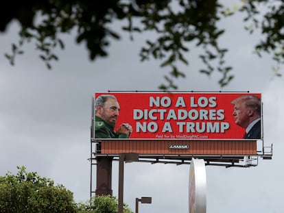 Un cartel que compara al expresidente estadounidense Donald Trump con el fallecido líder cubano Fidel Castro en Hialeah, (Florida) el 19 de junio de 2024.