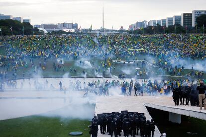 Partidarios del expresidente Jair Bolsonaro se enfrentan a las fuerzas de seguridad frente al Congreso Nacional de Brasil, en Brasilia.