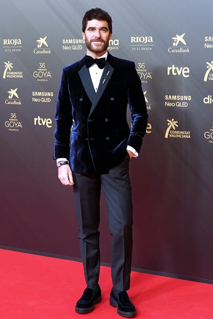 Alfonso Bassave con esmoquin y zapatos de Emporio Armani, broche de Bárcena y reloj de Cartier.