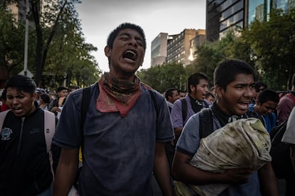 Normalistas gritan consignas a todo pulmón, este martes.