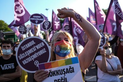 Manifestación el pasado domingo en Estambul contra la retirada turca del convenio europeo contra la violencia machista