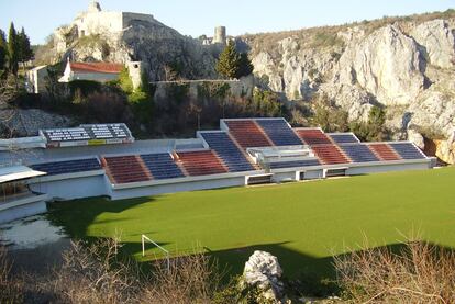 Los recogepelotas del equipo de fútbol croata NK Imotski se enfrentan a un arduo trabajo. Imotski es una diminuta localidad dálmata en los majestuosos montes Biokovo sin parcelas llanas donde asentar un estadio de fútbol. Así que han construido el de Gospin Dolac (4.000 localidades) en lo alto de un risco dominado por una fortaleza medieval. Cualquier balón que se salga del campo cae por un precipicio de 500 metros de altura y acaba en el lejano lago Azul.