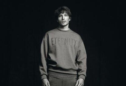 Andrés Velencoso con sudadera de Calvin Klein Collection y pantalones de lana de Bottega Veneta.