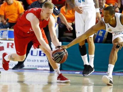 Smits y Randolph pelean por un balón