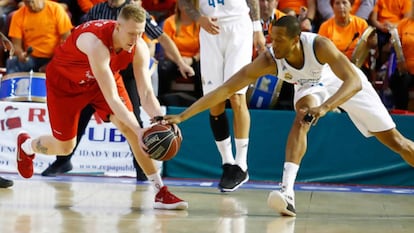 Smits y Randolph pelean por un balón