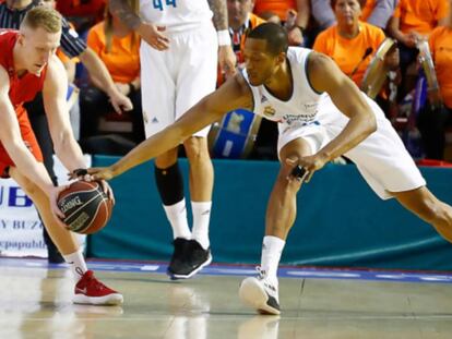 Smits y Randolph pelean por un balón