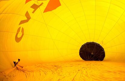 Interior de uno de los globos preparándose para salir a volar.