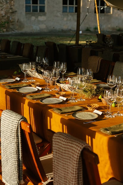 Detalle de la cena organizada en mitad de un prado.