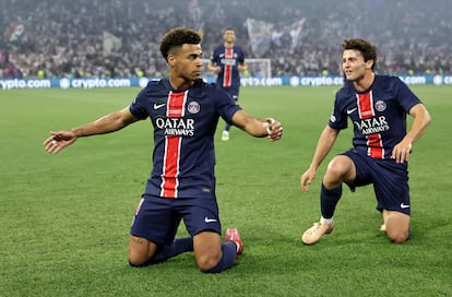 Munich (Germany), 31/05/2025.- Desire Doue (L) of PSG celebrates after scoring his team's second goal during the UEFA Champions League final between Paris Saint-Germain and Internazionale Milano in Munich, Germany 31 May 2025. (Liga de Campeones, Alemania) EFE/EPA/RONALD WITTEK
