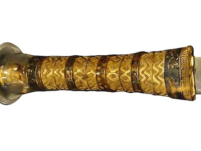 Iron dagger from the tomb of Tutankhamun, found between the mummy bands on the king's right thigh, on display in the Egyptian Museum in Cairo, Egypt
Fotografía de Olaf Tauch (Wikipedia) CC
