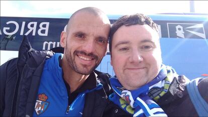 Chris Pidgeon junto al máximo goleador histórico y actual capitán de la SD Ponferradina, Yuri da Souza.