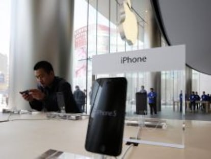 Un joven prueba el iPhone 5 en una tienda de Apple.