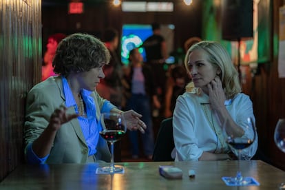 Chloé Sevigny y Julia Roberts, en una imagen de la película 'Caza de brujas'.