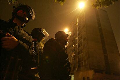 Policías antidisturbios montan guardia en Montfermeil.