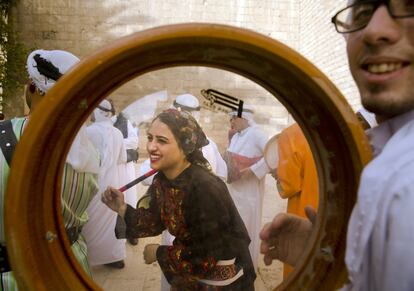 Una bailarina con un vestido tradicional del norte del Sinaí en el Festival Internacional de Tambores y Artes Tradicionales en El Cairo, Egipto.