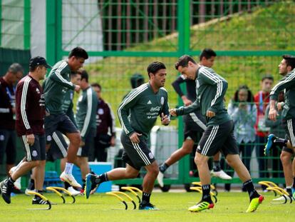 O jogador Carlos Vela, da seleção do México, no último treino antes do jogo de estreia na Copa contra a Alemanha. 