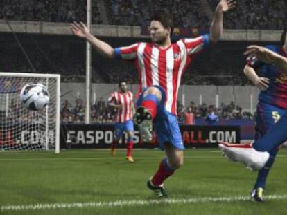 Messi remata un bal&oacute;n en el futuro &#039;FIFA 14&#039;.