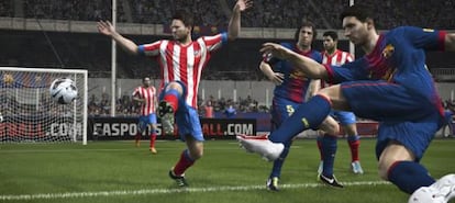 Messi remata un bal&oacute;n en el futuro &#039;FIFA 14&#039;.