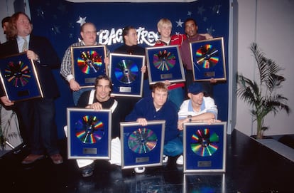 El empresario y 'manager' musical Lou Pearlman (con camisa de cuadros) con los Backstreet Boys en Múnich, Alemania, en 1996.