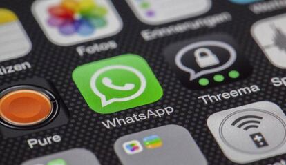 Icono de WhatsApp en un móvil