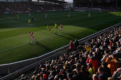 Los aficionados del Wrexham contemplan un partido de quinta división inglesa entre su equipo y el Maidenhead United en enero de 2022.