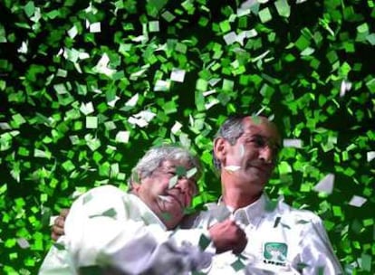 Álvaro Colom (derecha), junto a su candidato a vicepresidente, Rafael Espada, esta semana en un acto de campaña en la capital guatemalteca.