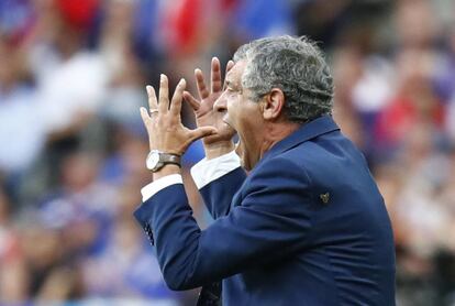 Fernando Santos entrenador de Portugal se dirige a sus jugadores.