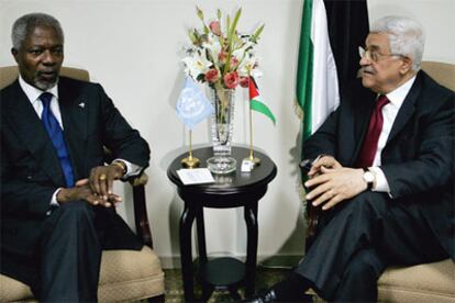 El secretario general de la ONU, Kofi Annan, conversa con el líder de la ANP, Mahmud Abbas, durante su visita a Gaza.