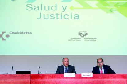 Josu Erkoreka, a la izquierda, y Jon Darpón, en las jornadas de Salud y Justicia.