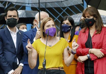 Carme Forcadell ha tenido unas palabras de recuerdo para todas las mujeres de las cárceles de Alcalá Meco, Puig de les Bases y Wad Ras, los tres centros penitenciarios por los que ha pasado. Ha destacado que le han ayudado a ser más fuerte y empática: "Ser feminista tiene más sentido que nunca desde que estoy en la cárcel".